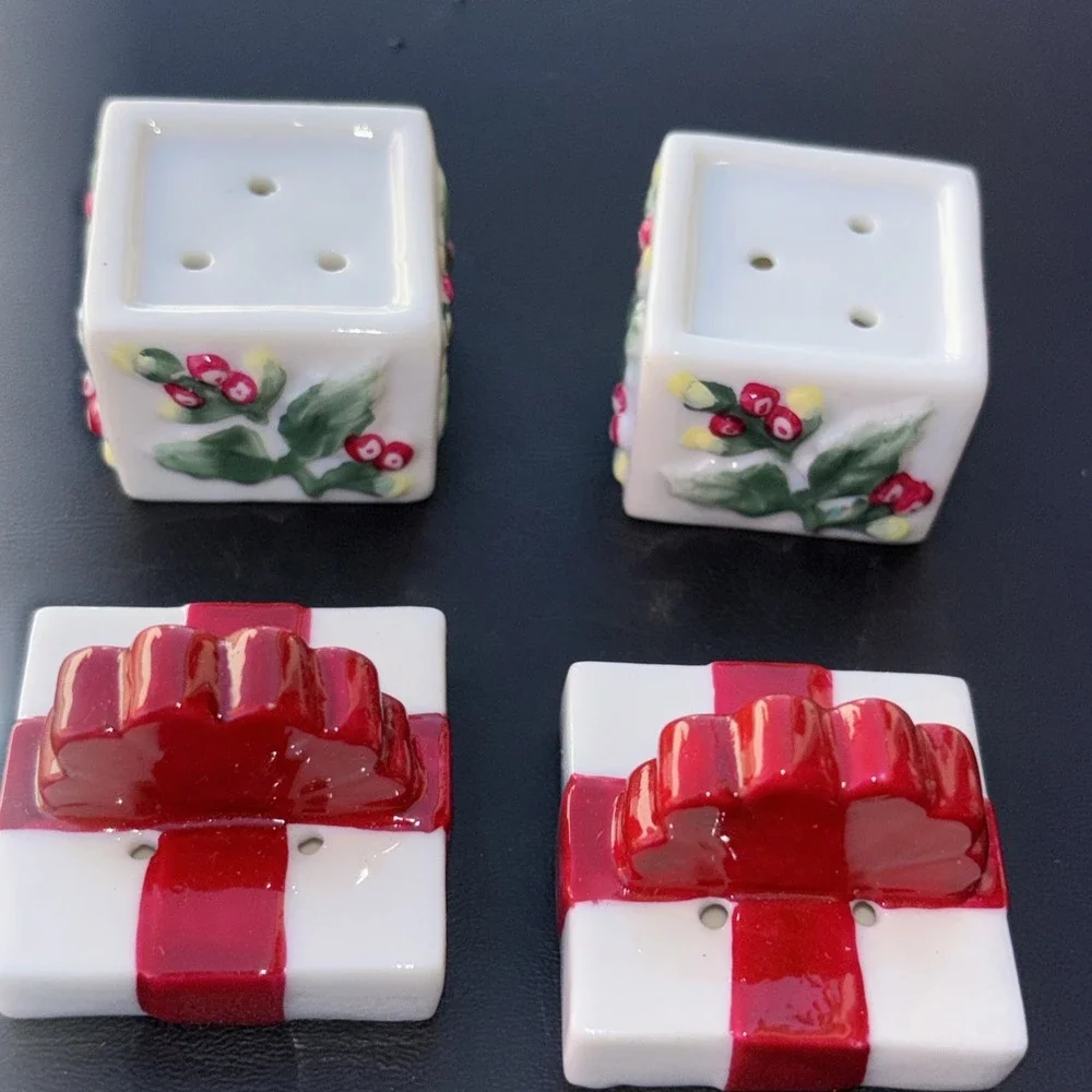 Pfaltzgraff Winterberry Christmas 2 Mini Gifts‎ Salt and Pepper Shaker 4 Pieces